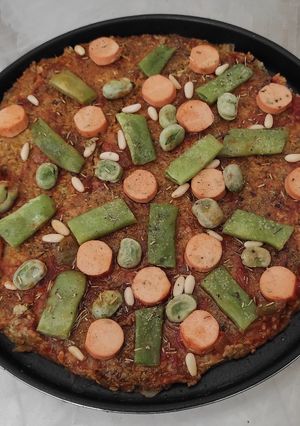 Una foto de Pizza vegana con base de avena, chía y brócoli