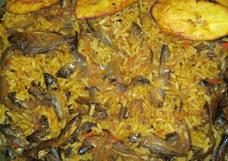 Recipe of Speedy Local jollof rice and fried plantain Cooking Basics for Newbies