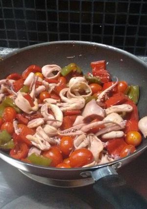 Una foto de Calamares con vegetales salteados