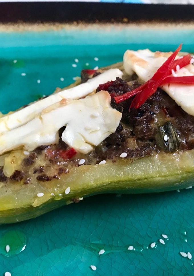 Una foto de Zapallo italiano relleno con carne de soya
