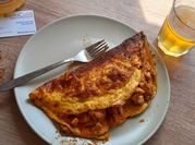 Una foto de omelette con verduras