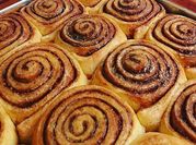 Una foto de rollos de canela cinnamon rolls