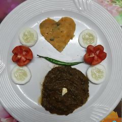 A picture of Maki ki Roti and Sarso ka Saag.