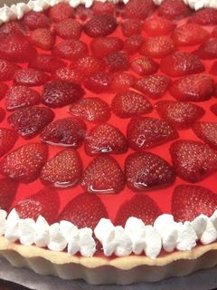 Una foto de Tarta de frutillas con crema chantilly