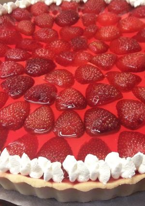 Una foto de Tarta de frutillas con crema chantilly