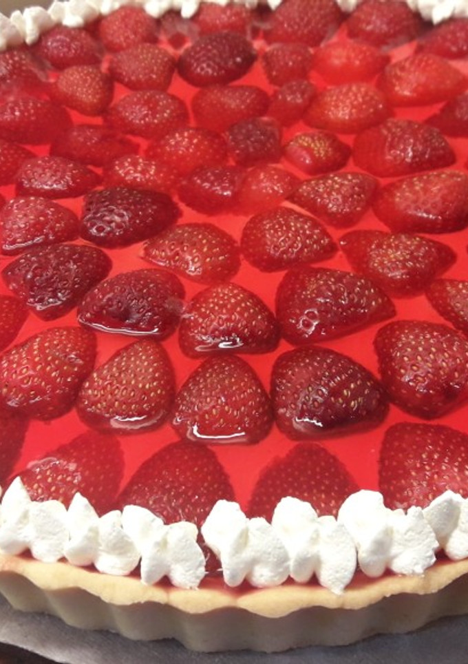 Una foto de Tarta de frutillas con crema chantilly