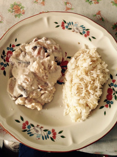Una foto de Pollo en crema de champiñones