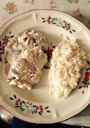 Una foto de Pollo en crema de champiñones