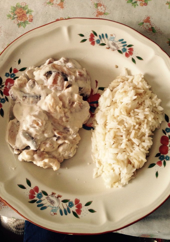 Una foto de Pollo en crema de champiñones