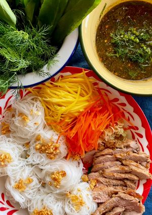 รูปของ เส้นหมี่หมูย่างตะไคร้🌶️🧄น้ำจิ้มข้าวคั่วโหระพากระชาย🫚
