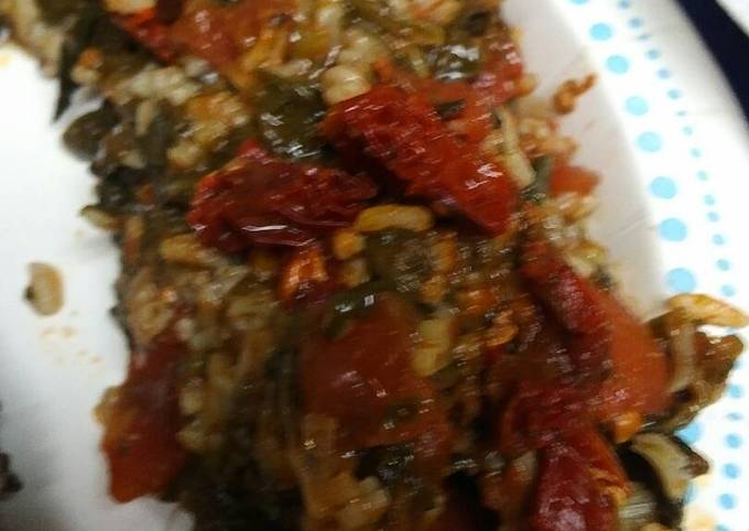 Step-by-Step Guide to Prepare Quick Spinach, Rice and Tomatoes