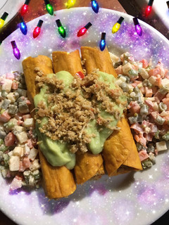Una foto de Taquitos rellenos de pollito con salsa de aguacate 🤗 #RecetasNavidad