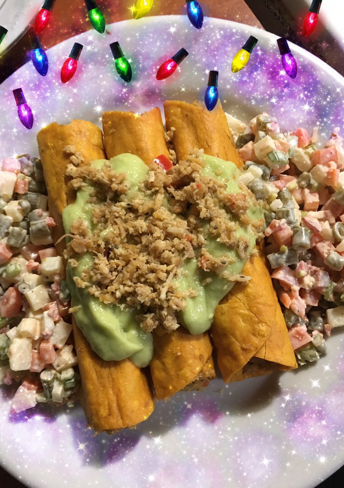 Una foto de Taquitos rellenos de pollito con salsa de aguacate 🤗 #RecetasNavidad