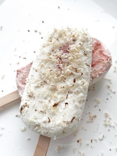 Una foto de Helado cremoso “Cheesecake” con topping de avellana 🍧