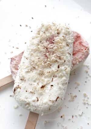Una foto de Helado cremoso “Cheesecake” con topping de avellana 🍧
