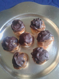 Una foto de Coquitos con dulce de leche y chocolate rápidos