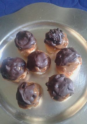 Una foto de Coquitos con dulce de leche y chocolate rápidos