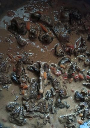 Una foto de Salsa con hongos de pino