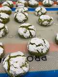 Galletas craquéladas de harina de almendras y macha