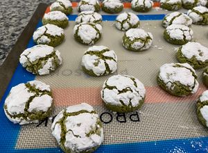 Una foto de Galletas craquéladas de harina de almendras y macha