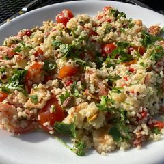 A picture of Bulgur salad with halloumi, pistachios and cilantro.