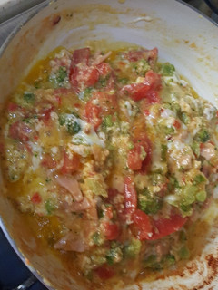 Una foto de Huevo con verduras