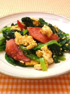 A picture of Egg Stir-Fry with Komatsuna and Bologna Sausage.