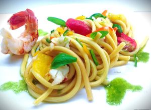 Foto di Bigoli con gamberi, datterini e olio al basilico