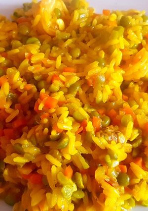 Una foto de Camarones & almejas al arroz con azafrán