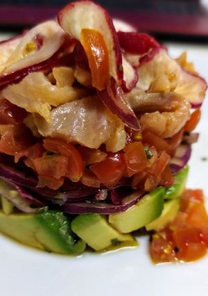Una foto de Tartar de aguacate y salmón