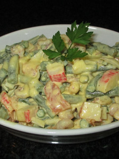 Una foto de Ensaladilla de palitos de cangrejos, gambas, judías verdes y guisantes