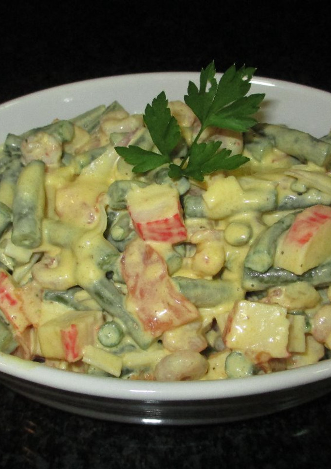 Una foto de Ensaladilla de palitos de cangrejos, gambas, judías verdes y guisantes