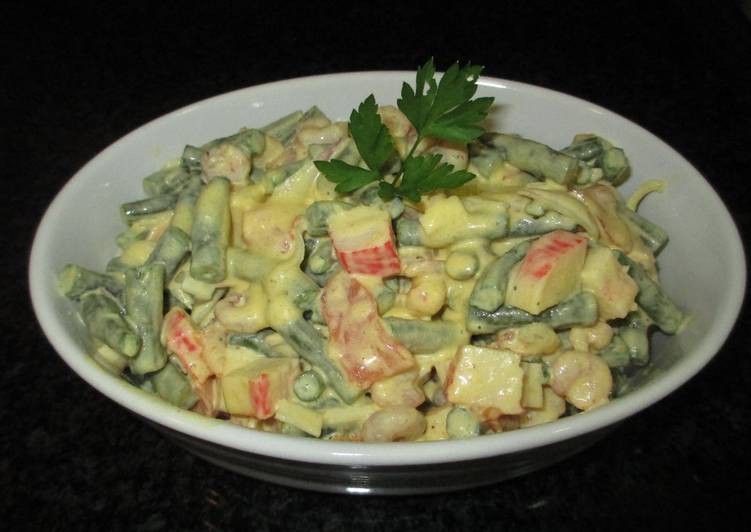 Ensaladilla de palitos de cangrejos, gambas, judías verdes y guisantes