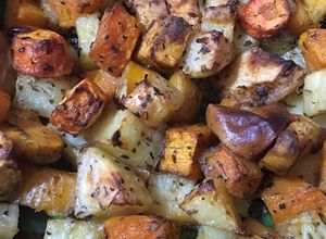 Una foto de Verduras al horno bien crocantes, batatas, papas y algo más 🍠