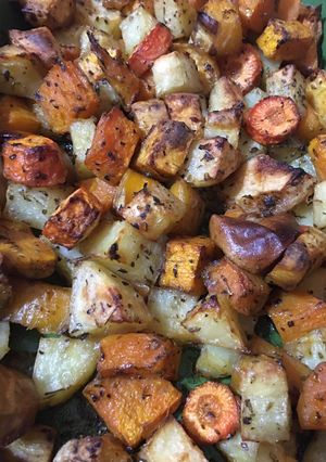Una foto de Verduras al horno bien crocantes, batatas, papas y algo más 🍠