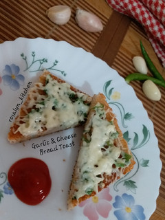 A picture of Garlic and Cheese Bread Toast.