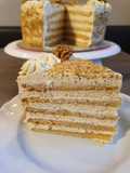Tort Medovik, foi cu miere, cremă de mascarpone și frișcă