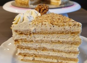 O poză a rețetei Tort Medovik, foi cu miere, cremă de mascarpone și frișcă.