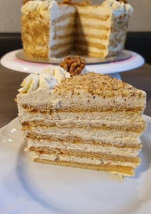 O poză a rețetei Tort Medovik, foi cu miere, cremă de mascarpone și frișcă.