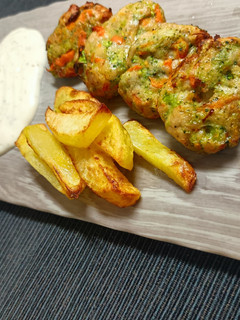 Una foto de Nuggets de pollo, brócoli, y zanahoria en airyfryer