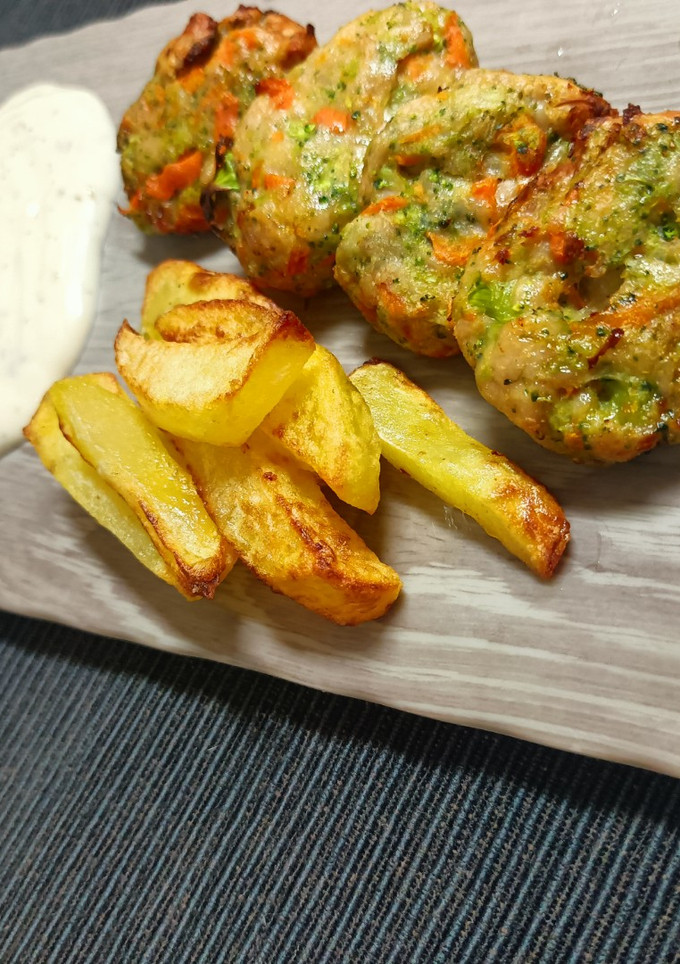 Una foto de Nuggets de pollo, brócoli, y zanahoria en airyfryer
