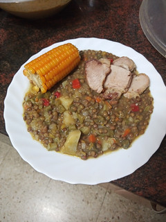 Una foto de Potaje de lentejas con verduras y costillas fritas