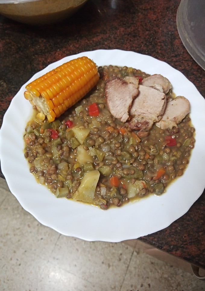 Una foto de Potaje de lentejas con verduras y costillas fritas