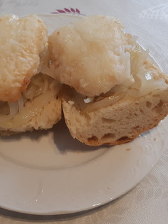 Una foto de Montadito de bacalao con cebolla