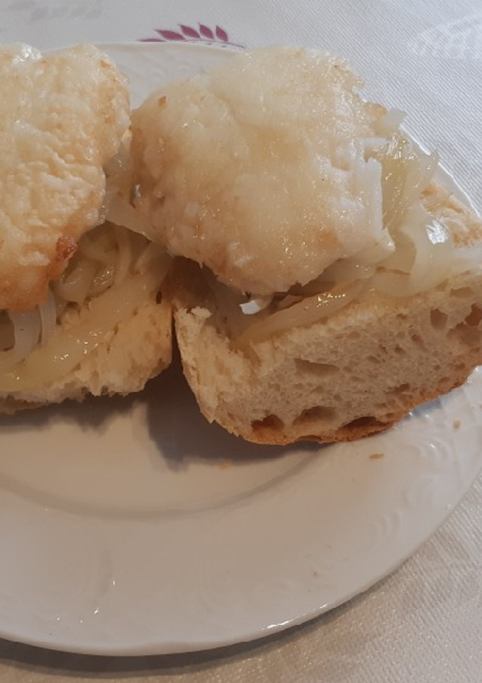 Una foto de Montadito de bacalao con cebolla