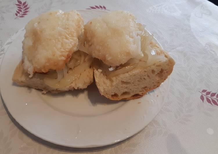 Montadito de bacalao con cebolla