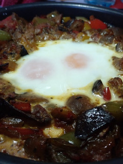 Una foto de Pisto con huevos estrellados