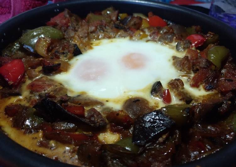 Pisto con huevos estrellados