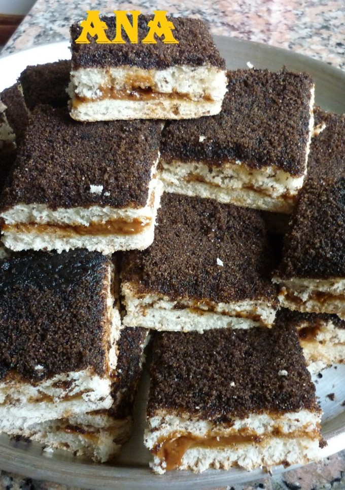 Una foto de Tortas negras rellenas de dulce de leche