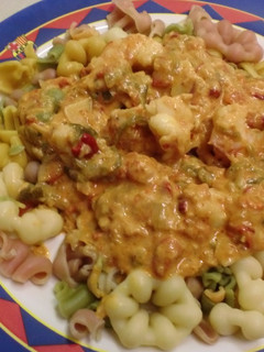 Una foto de Pasta de colores con langostinos al curry